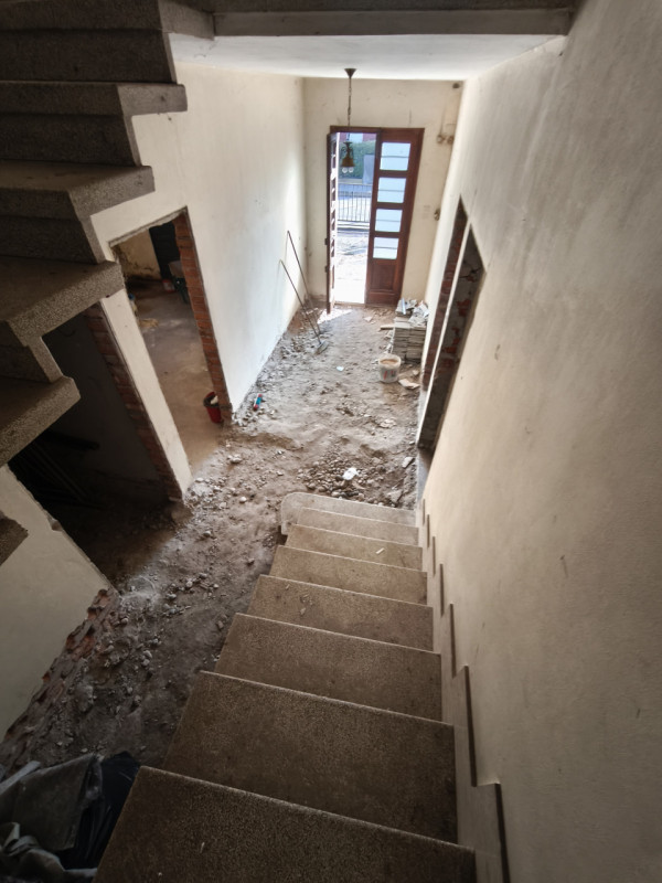 Nel pieno centro di Mestrino, in posizione comoda a tutti i servizi, proponiamo casa singola terr...