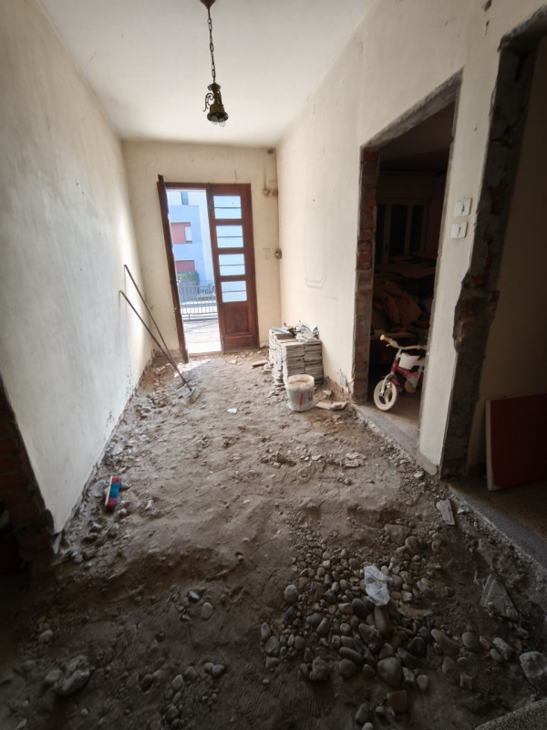 Nel pieno centro di Mestrino, in posizione comoda a tutti i servizi, proponiamo casa singola terr...