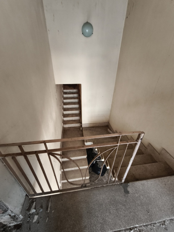 Nel pieno centro di Mestrino, in posizione comoda a tutti i servizi, proponiamo casa singola terr...