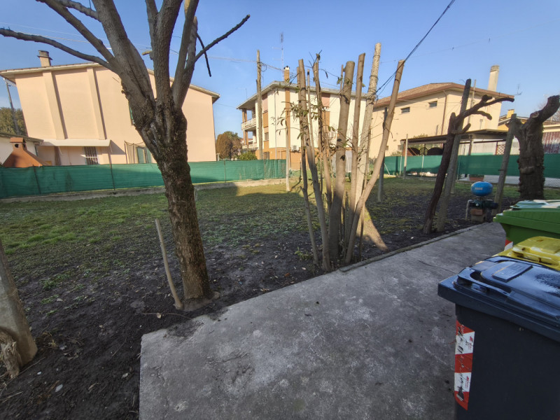 Nel pieno centro di Mestrino, in posizione comoda a tutti i servizi, proponiamo casa singola terr...