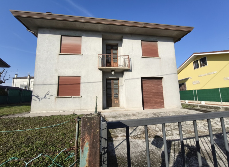 Nel pieno centro di Mestrino, in posizione comoda a tutti i servizi, proponiamo casa singola terr...