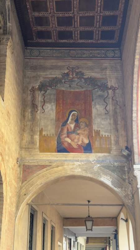 Nel pieno centro storico di Montagnana, all'angolo della Piazza Vittorio Emanuele II, proponiamo ...