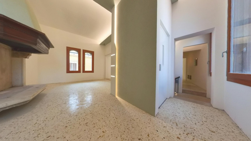 Nel pieno centro storico di Montagnana, all'angolo della Piazza Vittorio Emanuele II, proponiamo ...