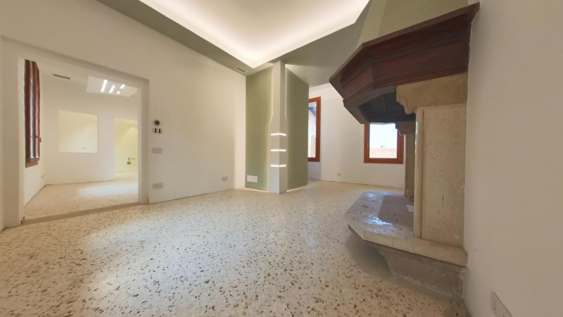 Nel pieno centro storico di Montagnana, all'angolo della Piazza Vittorio Emanuele II, proponiamo ...