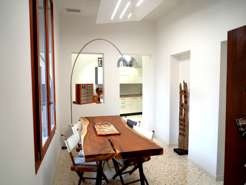 Nel pieno centro storico di Montagnana, all'angolo della Piazza Vittorio Emanuele II, proponiamo ...