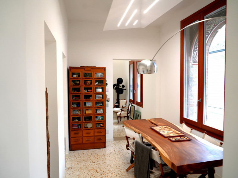 Nel pieno centro storico di Montagnana, all'angolo della Piazza Vittorio Emanuele II, proponiamo ...