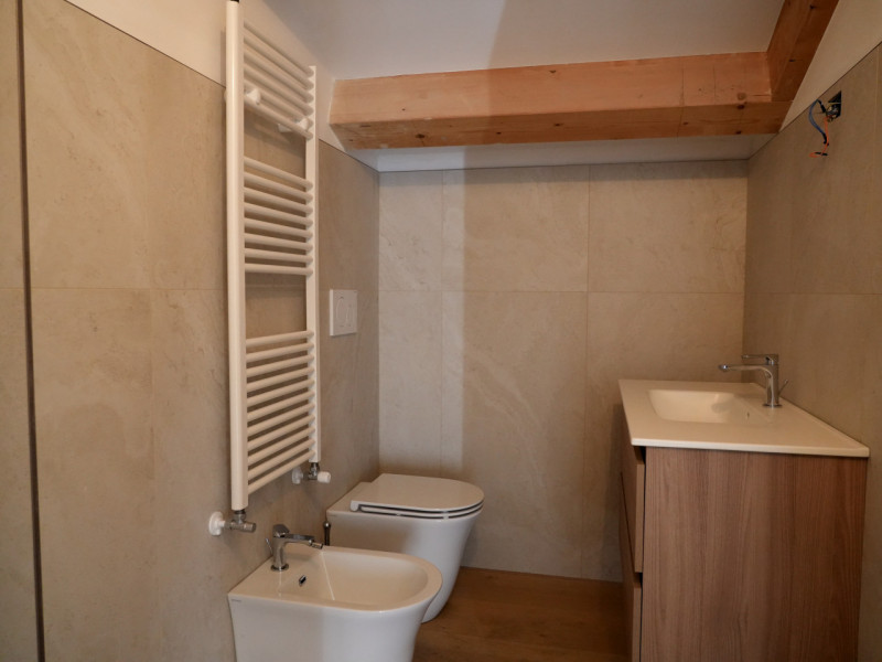 Nel pieno centro storico di Montagnana, all'angolo della Piazza Vittorio Emanuele II, proponiamo ...