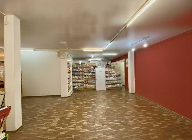 Proponiamo in affitto un ampio negozio / locale commerciale situato nella zona centrale e residen...