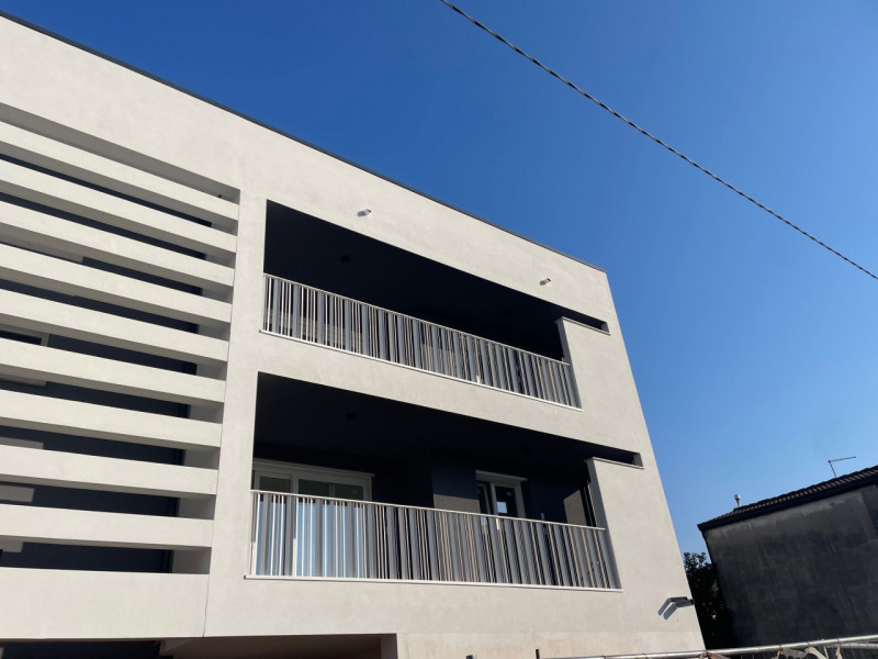 PADOVA - ZONA MADONNA PELLEGRINA

La soluzione disposta su un unico livello si sviluppa con:
- in...