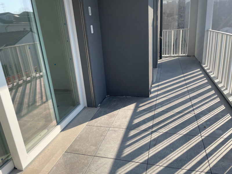 PADOVA - ZONA MADONNA PELLEGRINA

La soluzione disposta su un unico livello si sviluppa con:
- in...