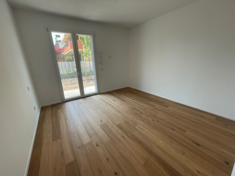 PADOVA - ZONA MADONNA PELLEGRINA

La soluzione disposta su un unico livello si sviluppa con:
- in...