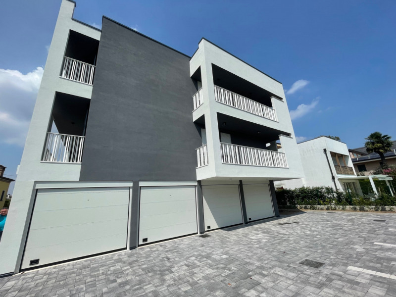 PADOVA - ZONA MADONNA PELLEGRINA

La soluzione disposta su un unico livello si sviluppa con:
- in...