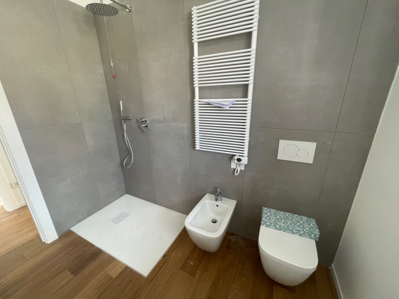 PADOVA - ZONA MADONNA PELLEGRINA

La soluzione disposta su un unico livello si sviluppa con:
- in...