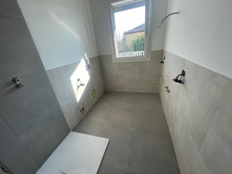 PADOVA - ZONA MADONNA PELLEGRINA

La soluzione disposta su un unico livello si sviluppa con:
- in...