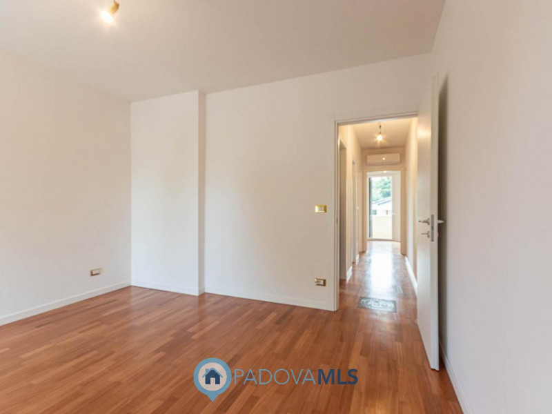 Immobile in esclusiva al Gruppo Padova MLS
Nel cuore di Abano Terme, in via Previtali, proponiamo...