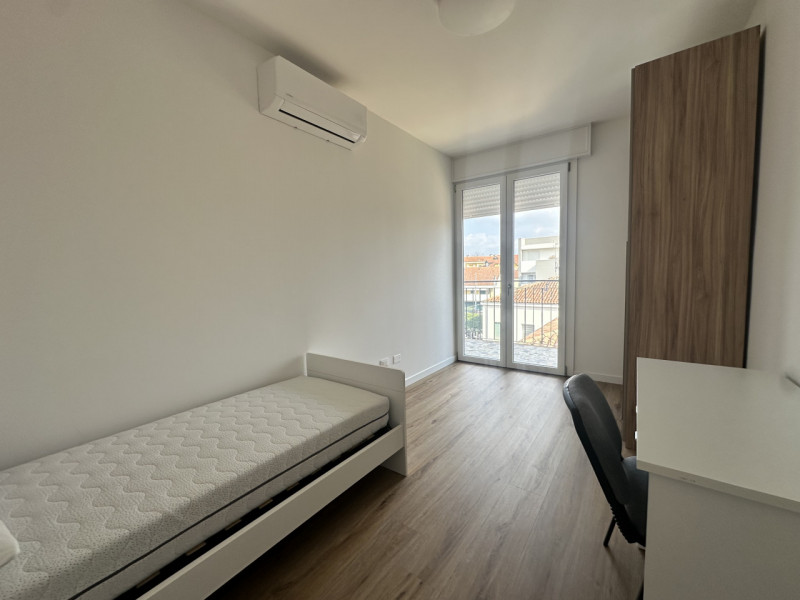 Camera singola con bagno privato, per una persona, per lavoratori / studenti. A 200 metri dagli o...