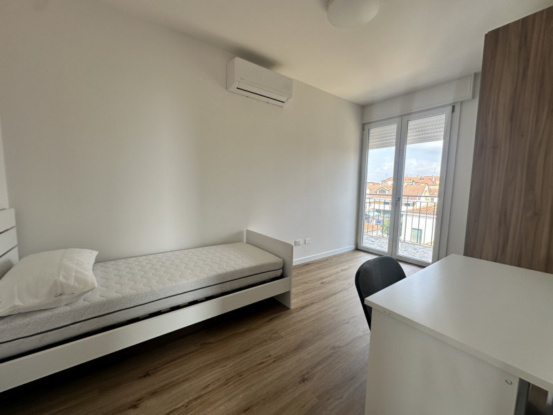 Camera singola con bagno privato, per una persona, per lavoratori / studenti. A 200 metri dagli o...