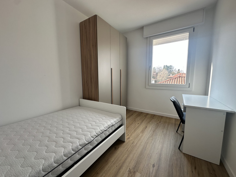 Camera singola con bagno privato, per una persona, per lavoratori / studenti. A 200 metri dagli o...