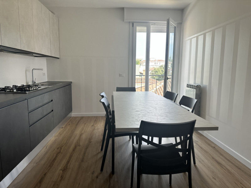 Camera singola, per una persona, arredi nuovi. Ideale per lavoratrici o studentesse. Pianta alleg...