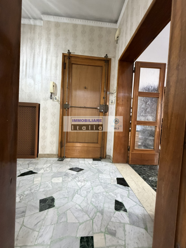 Scopri questo splendido appartamento quadrilocale situato nella rinomata zona del quartiere Savon...