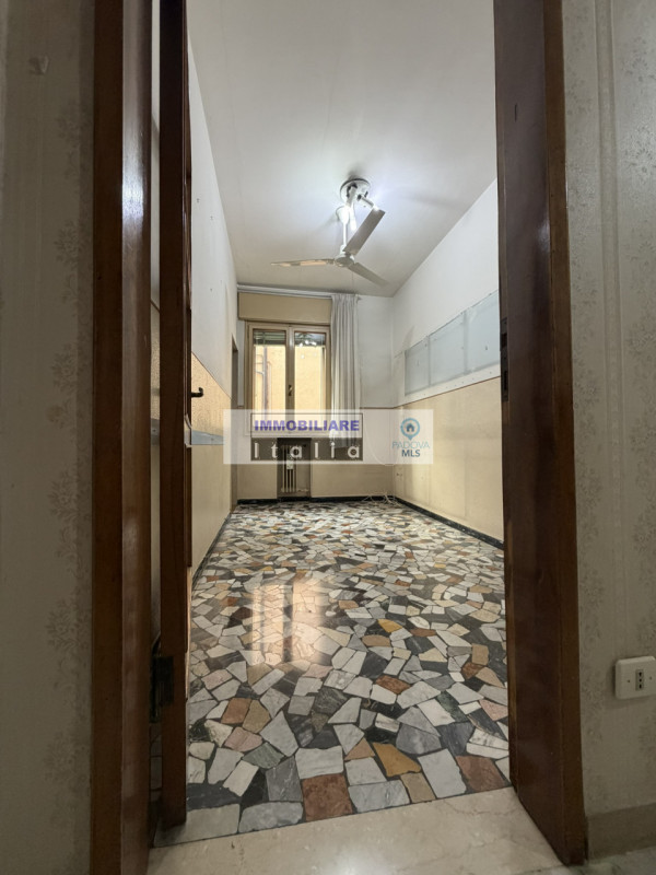 Scopri questo splendido appartamento quadrilocale situato nella rinomata zona del quartiere Savon...