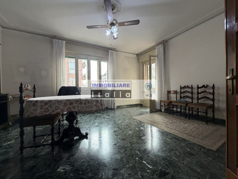 Scopri questo splendido appartamento quadrilocale situato nella rinomata zona del quartiere Savon...