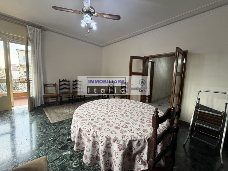 Scopri questo splendido appartamento quadrilocale situato nella rinomata zona del quartiere Savon...