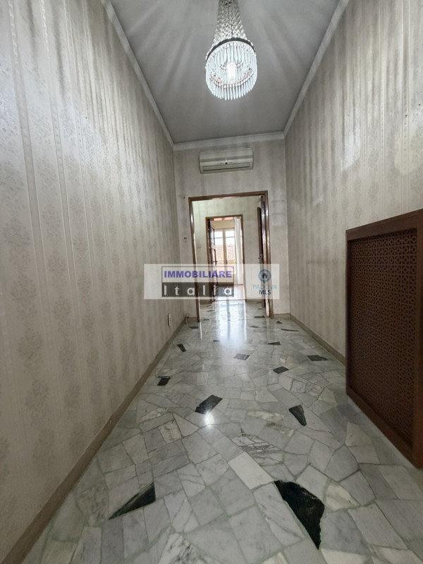 Scopri questo splendido appartamento quadrilocale situato nella rinomata zona del quartiere Savon...