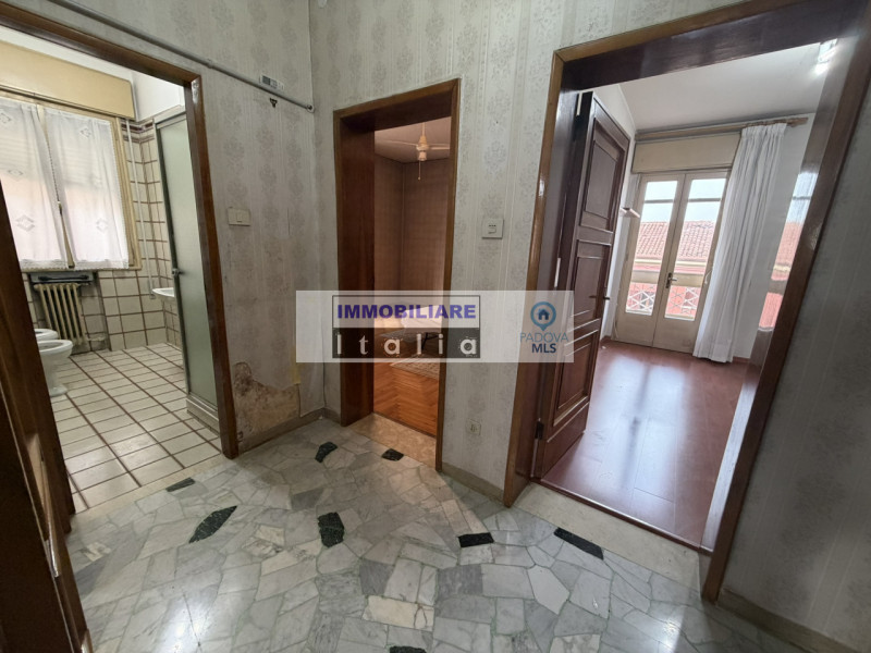 Scopri questo splendido appartamento quadrilocale situato nella rinomata zona del quartiere Savon...