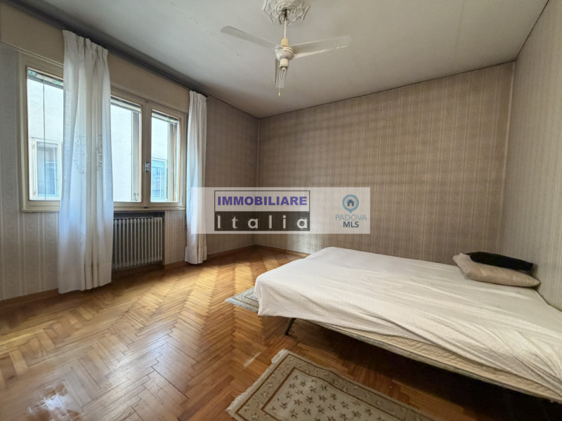 Scopri questo splendido appartamento quadrilocale situato nella rinomata zona del quartiere Savon...