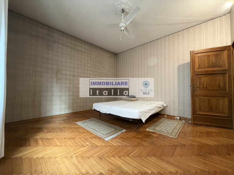 Scopri questo splendido appartamento quadrilocale situato nella rinomata zona del quartiere Savon...