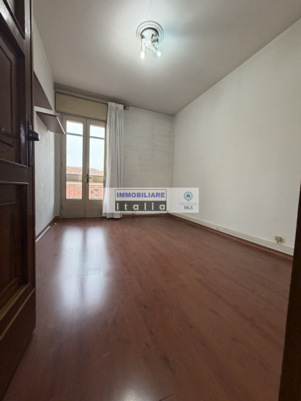 Scopri questo splendido appartamento quadrilocale situato nella rinomata zona del quartiere Savon...