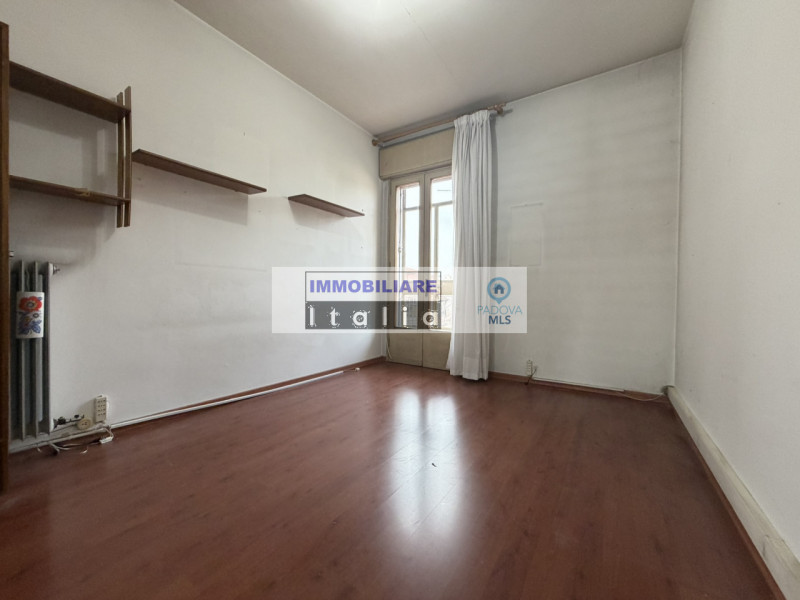 Scopri questo splendido appartamento quadrilocale situato nella rinomata zona del quartiere Savon...