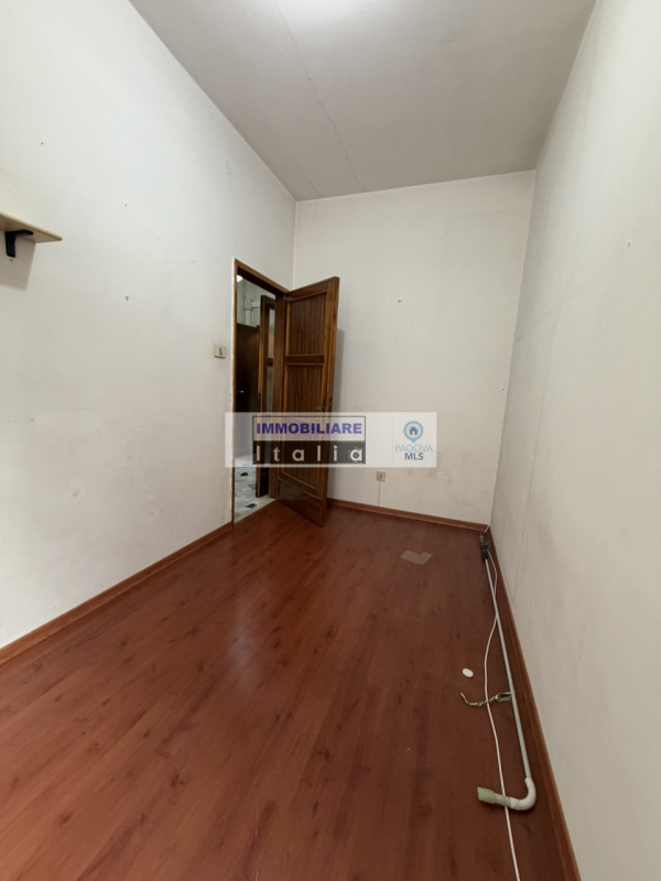 Scopri questo splendido appartamento quadrilocale situato nella rinomata zona del quartiere Savon...