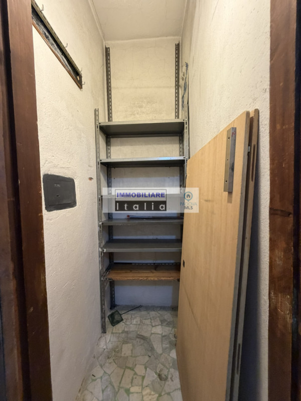 Scopri questo splendido appartamento quadrilocale situato nella rinomata zona del quartiere Savon...