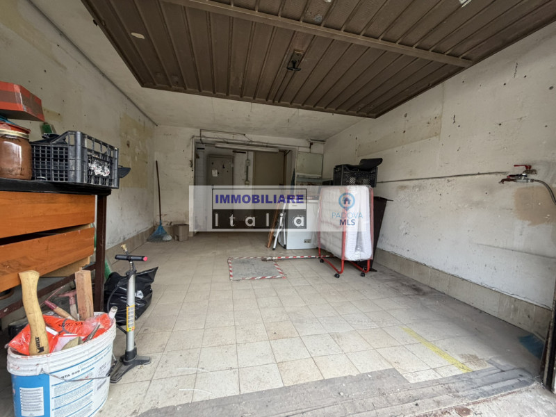 Scopri questo splendido appartamento quadrilocale situato nella rinomata zona del quartiere Savon...