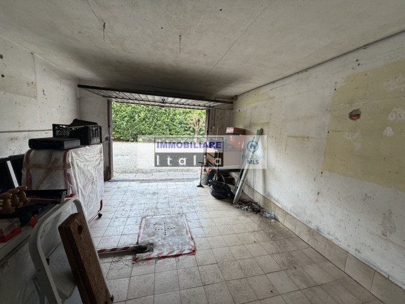 Scopri questo splendido appartamento quadrilocale situato nella rinomata zona del quartiere Savon...