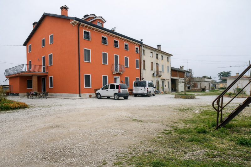 Nel cuore della tranquillità della campagna di Isola Vicentina, inserito in un piccolo e curato c...