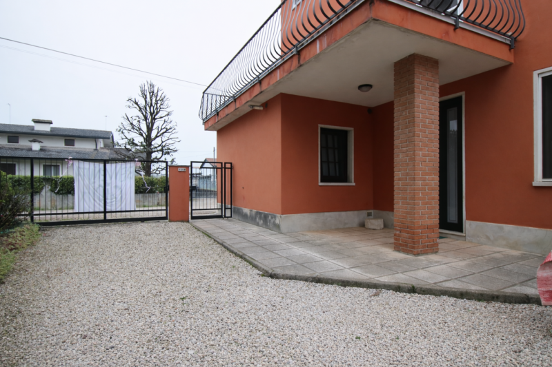 Nel cuore della tranquillità della campagna di Isola Vicentina, inserito in un piccolo e curato c...