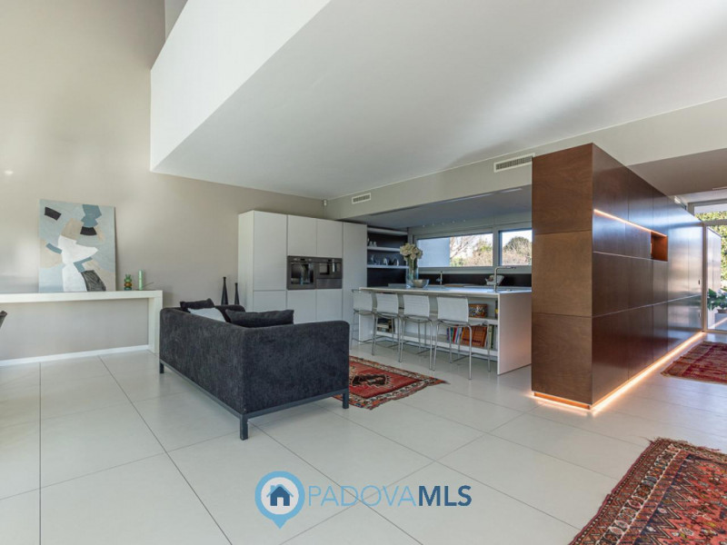 Immobile in esclusiva al Gruppo Padova MLS
Scopri questa magnifica villa moderna situata nel cuor...