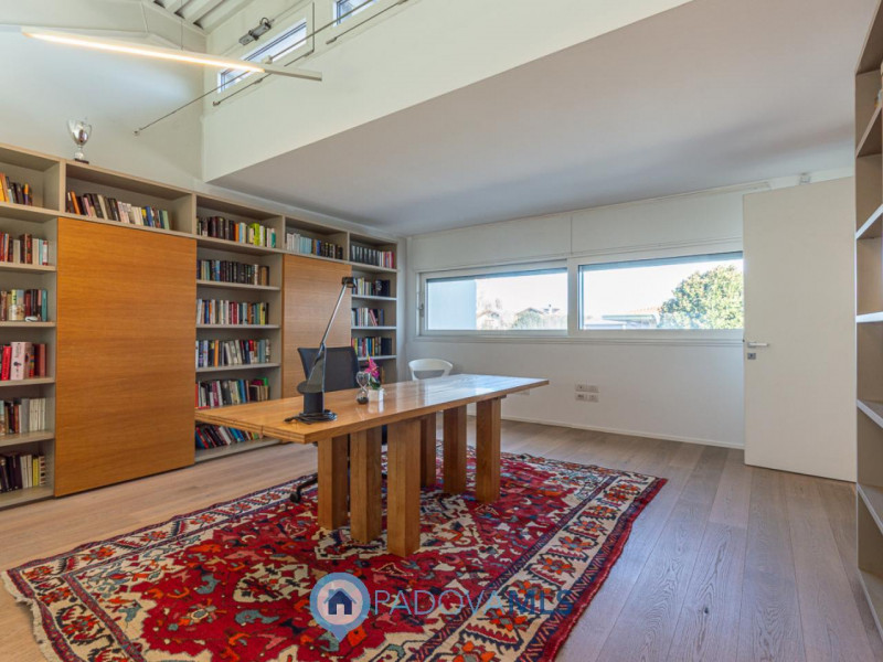 Immobile in esclusiva al Gruppo Padova MLS
Scopri questa magnifica villa moderna situata nel cuor...