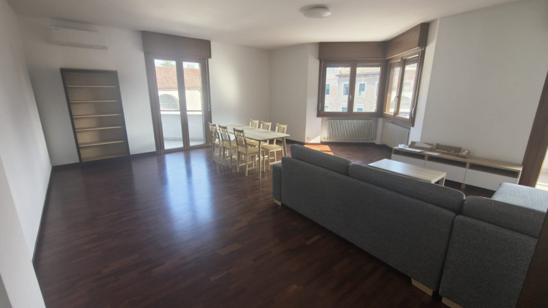 Situato nel cuore di Padova, nella rinomata zona di Prato della Valle, proponiamo in affitto un a...