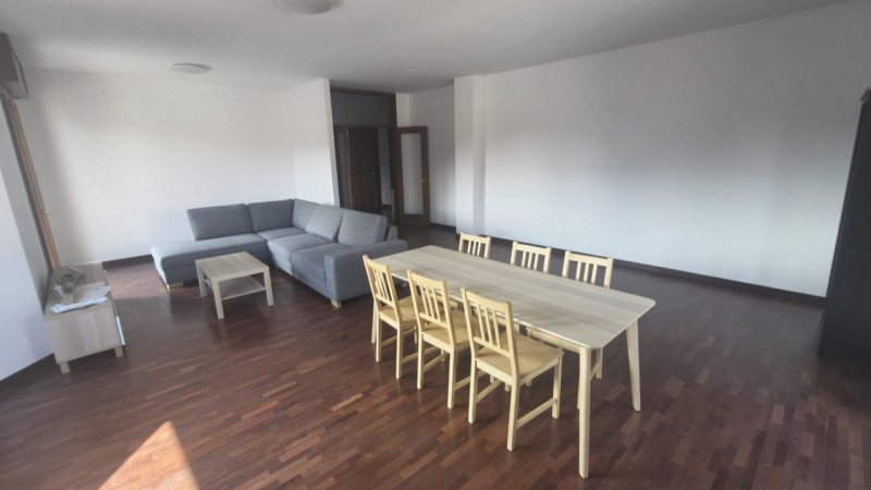 Situato nel cuore di Padova, nella rinomata zona di Prato della Valle, proponiamo in affitto un a...