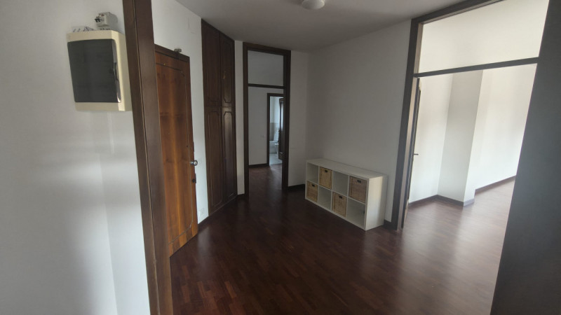 Situato nel cuore di Padova, nella rinomata zona di Prato della Valle, proponiamo in affitto un a...