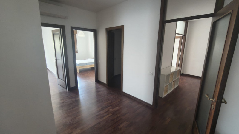 Situato nel cuore di Padova, nella rinomata zona di Prato della Valle, proponiamo in affitto un a...