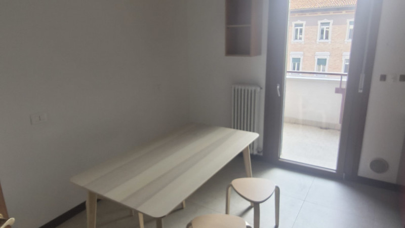 Situato nel cuore di Padova, nella rinomata zona di Prato della Valle, proponiamo in affitto un a...