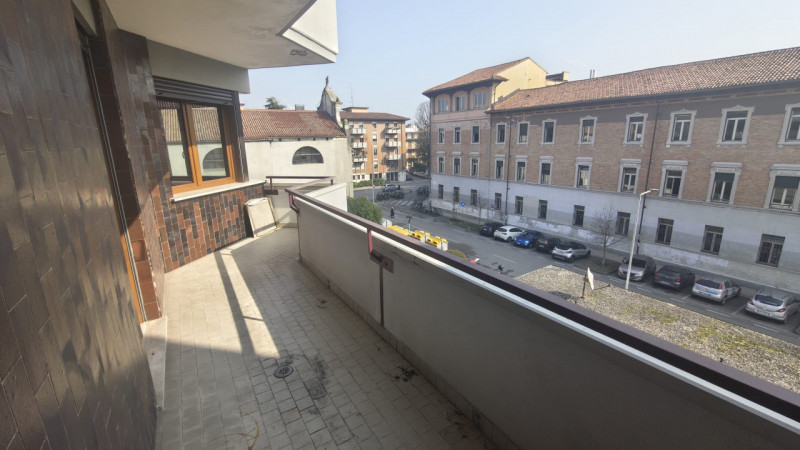 Situato nel cuore di Padova, nella rinomata zona di Prato della Valle, proponiamo in affitto un a...