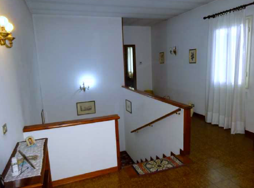 Rif. A.A.92-241

Vendita all'asta - abitazione su 2 piani con giardino in data 23 aprile 2026

De...