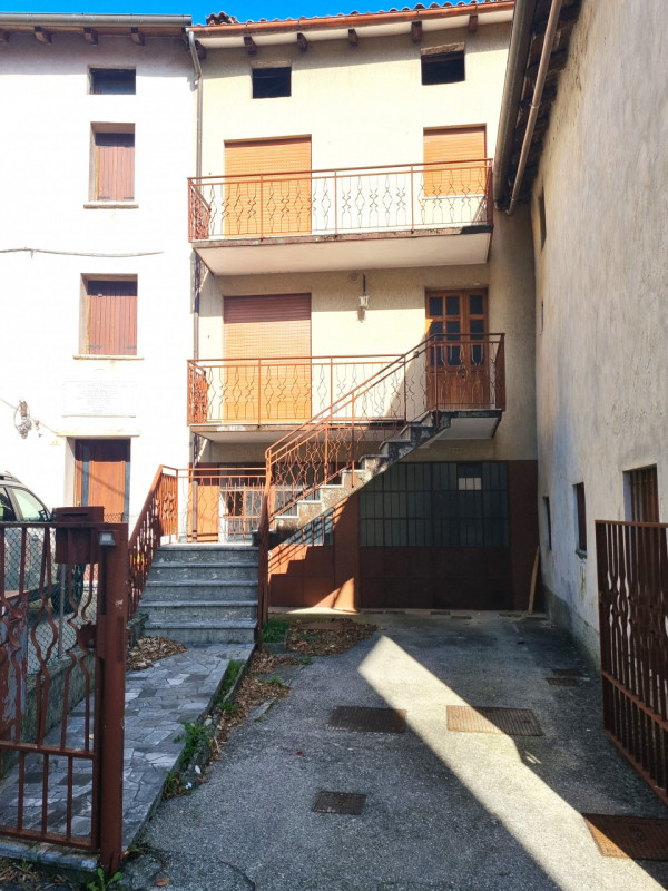 In località Oliero e a 1 km da Valstagna, proponiamo casetta cielo/terra su quattro livelli fuori...