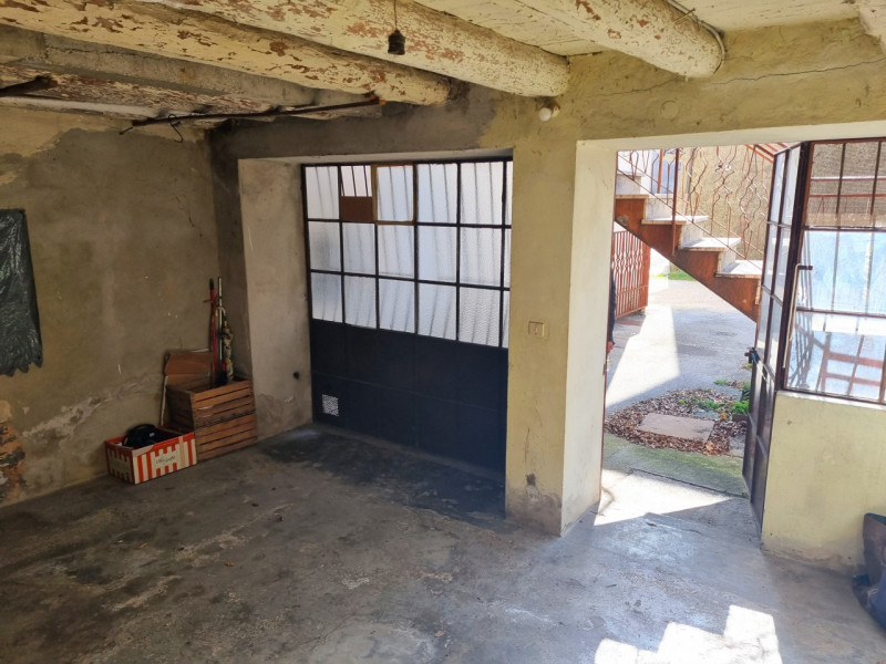 In località Oliero e a 1 km da Valstagna, proponiamo casetta cielo/terra su quattro livelli fuori...